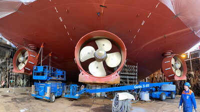 Installation of Brunvoll azimuth thrusters, photo Brunvoll/Jørgen Eide.